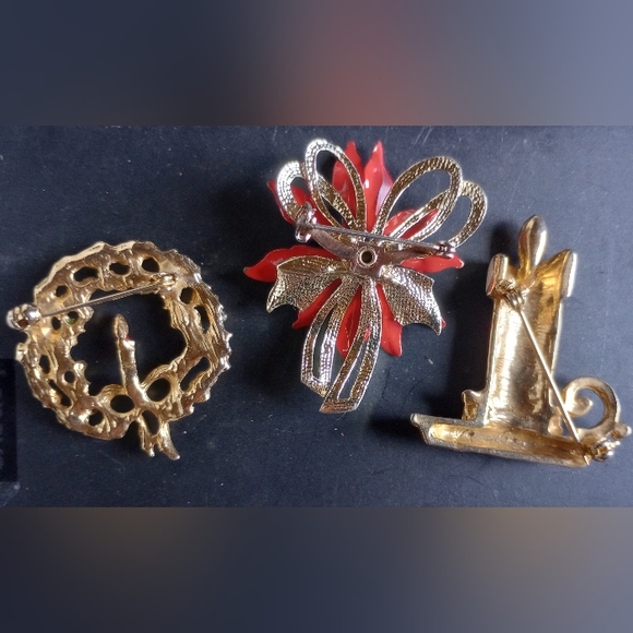 Lot of 3 Vintage Christmas brooches.Gold with reds greens and yellow - Picture 2 of 2